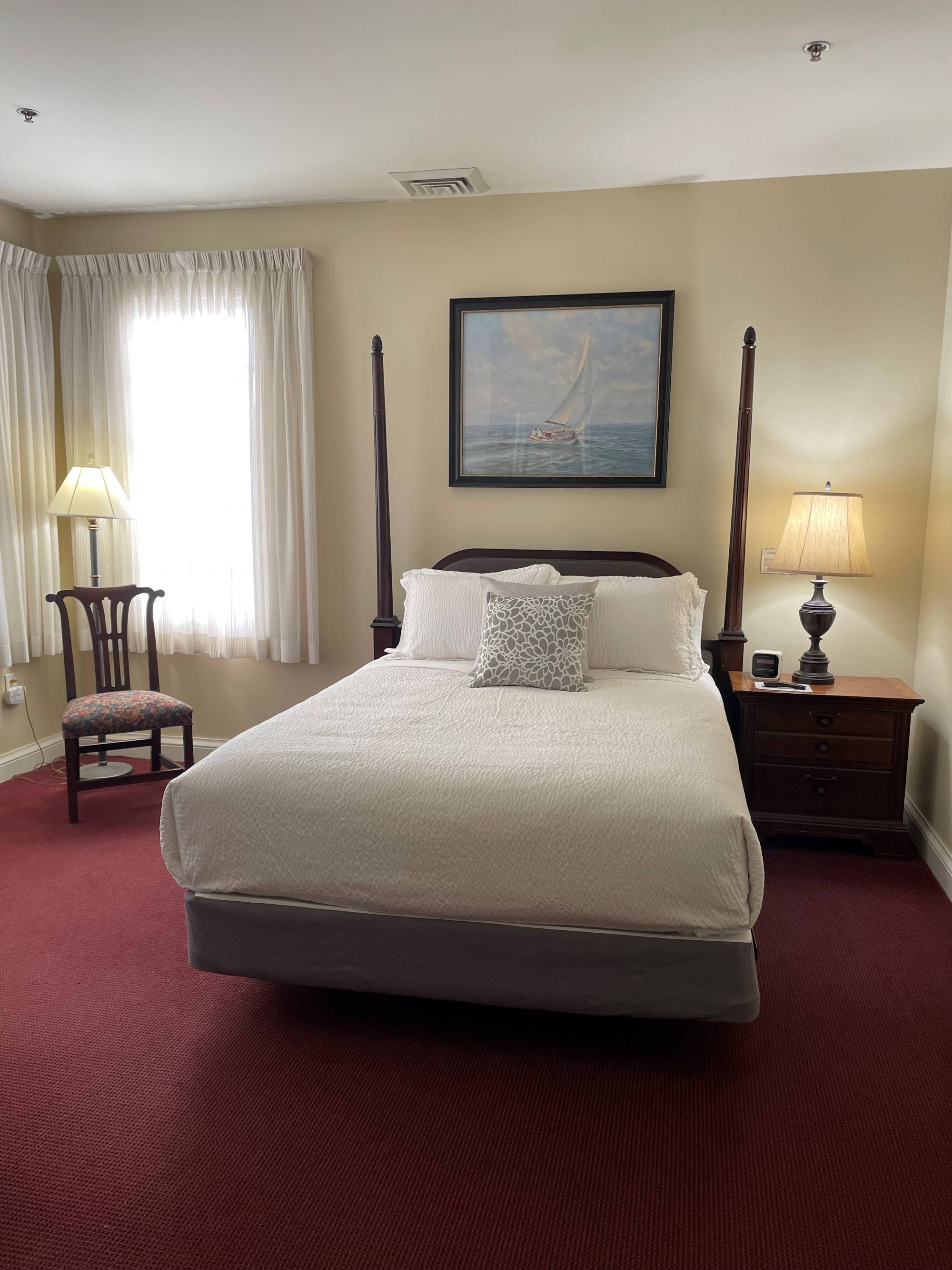 Alumni House Queen Guestroom